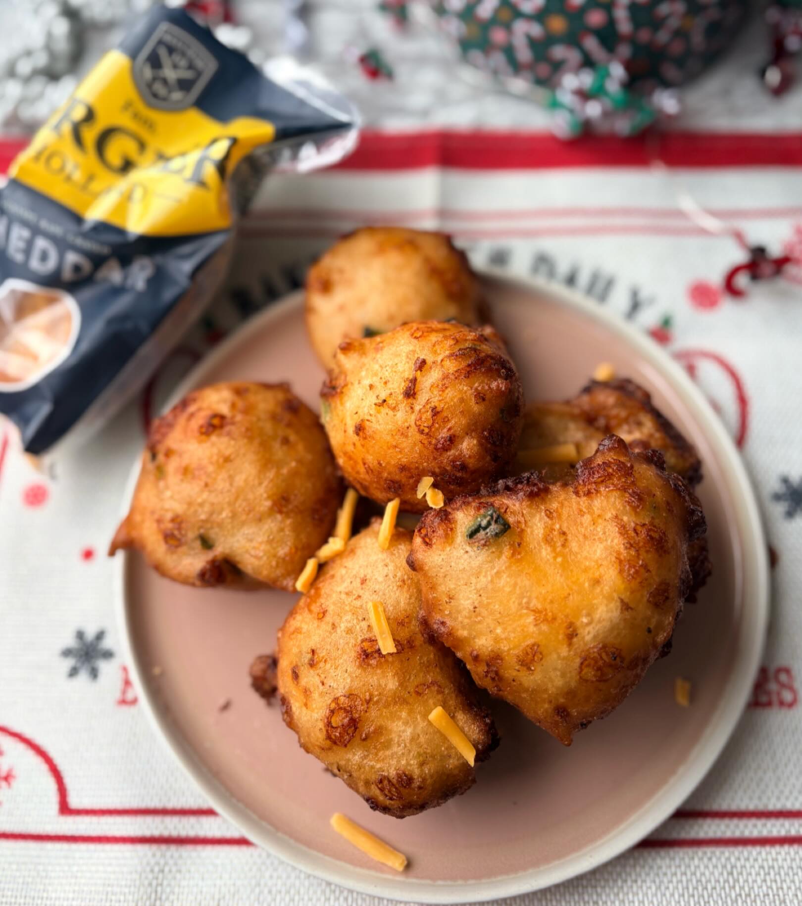 AH verkoopt nu oliebollen met cheddar en jalapeño. Mini oliebollen. Maar weet je, die zijn zo lekker, die maak je het liefste zelf. De grote variant. En voor een fractie van de prijs!
🧀🌶️

* 500 gram bloem
* 500 ml melk
* 1 zakje gistpoeder 7 gram
* 1 eetlepel witte basterdsuiker
* 1 ei
* 1 snuf zout
* 2 jalapeño pepers
* 150 gram geraspte cheddar kaas

Snijd de jalapeño pepers in kleine reepjes. Verwarm de melk tot lauwwarm in een pannetje en voeg hieraan de suiker en gist toe. Laat 10 minuten staan.  Meng de bloem met de zout en voeg hier - al mixend - de melk en het ei aan toe.
Spatel de kaas en de jalapeño pepers door het beslag.  Dek af met een vochtige theedoek en laat drie kwartier rijzen. Ik zet de kom meestal in de (uitgeschakelde) oven. Verhit olie in een pan of friteuse tot 180 graden.  Schep met een ijsboltang bollen van het beslag en laat ze in de hete olie glijden. Bak in 3-4 minuten rondom goudbruin. Laat uitlekken in een schaal met keukenpapier.
#hartigeoliebollen #ah #cheddar #jalapeno #oliebol