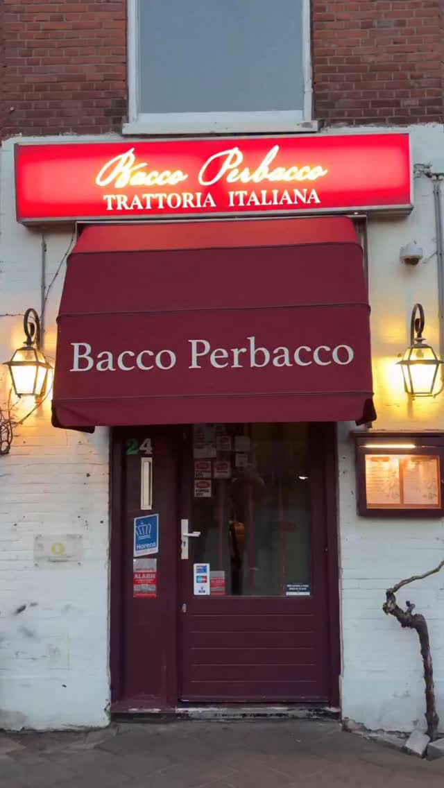 Perbacco wat lekker! Perbacco is een Italiaanse uitroep dat ‘wow of jeetje’ betekent. En dat is precies wat je roept wanneer je de goddelijke pasta met verse truffel geserveerd krijgt bij @bacco_perbacco_  aan de Van Speykstraat in Den Haag. Als het op het menu staat die dag tenminste, want in dit restaurant eet je niet van een vaste menukaart. 
Wel serveren ze iedere dag bekende en minder bekende regionale (familie)recepten. De zaak is super sfeervol en het personeel enthousiast en vriendelijk. Wij genoten er van heerlijke antipasti, de truffelpasta, ribeye en lamskotelet. Ik zat te vol voor een toetje, dus kom zeker nog een keer terug!
*uitgenodigd #baccoperbacco #italiaansrestaurant #review #waareetdenhaag #haagsefoodie