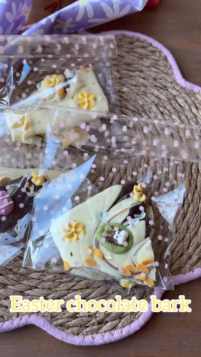 Leuk om cadeau te doen en makkelijk te maken, deze ‘chocolate bark’ voor Pasen. Bij @lidlnederland scoorde ik leuke taartdecoratie in paas thema en bij @albertheijn mini meringue in pastelkleuren.
#pasen #paasrecept #chocolatebark #chocolade