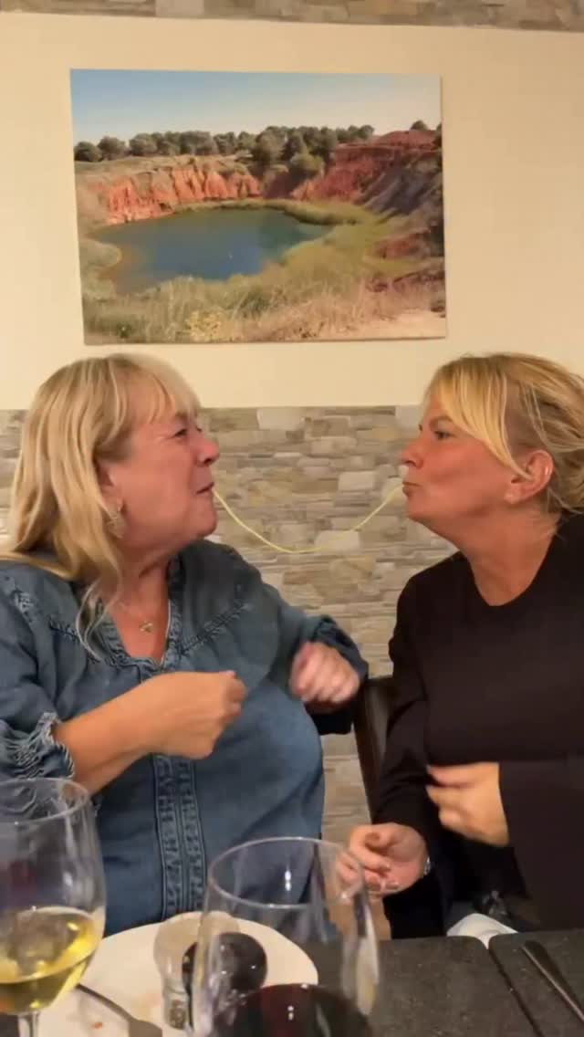 Zet 15 vrouwen in een knus Italiaans restaurant aan de altijd gezellige Denneweg en je hebt een feestje hoor. En al helemaal met al het lekkers uit de Italiaanse regio Puglia van @labruschetta.co  Van de voorgerechten (de tonijn!) tot de pasta’s met truffel en kreeft, alles was even lekker. Helaas moest ik het toetje skippen, des te meer reden dus om nog een keer terug te gaan. Thnx @priyalovesfood_travel voor de organisatie!
#uitgenodigd #labruschetta #restaurant #review