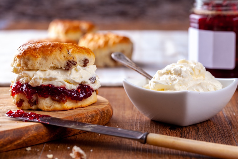 homemade scones met clotted cream (SS)