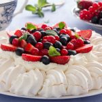 pavlova met slagroom en fruit