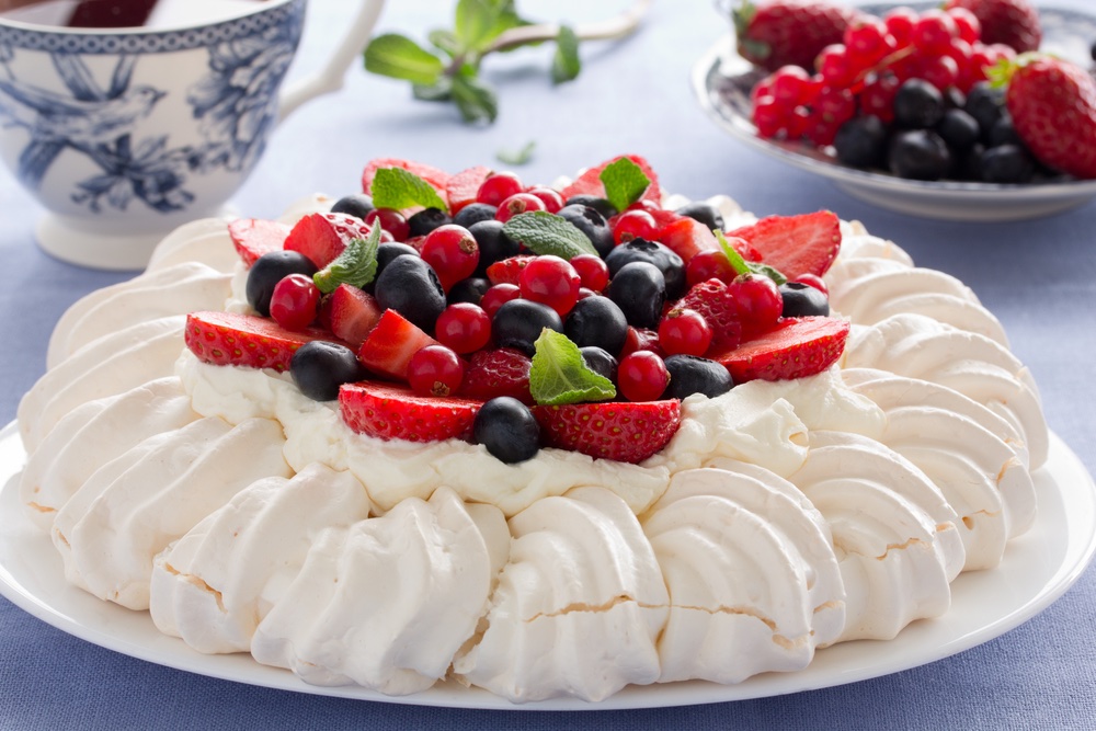 pavlova met slagroom en fruit 