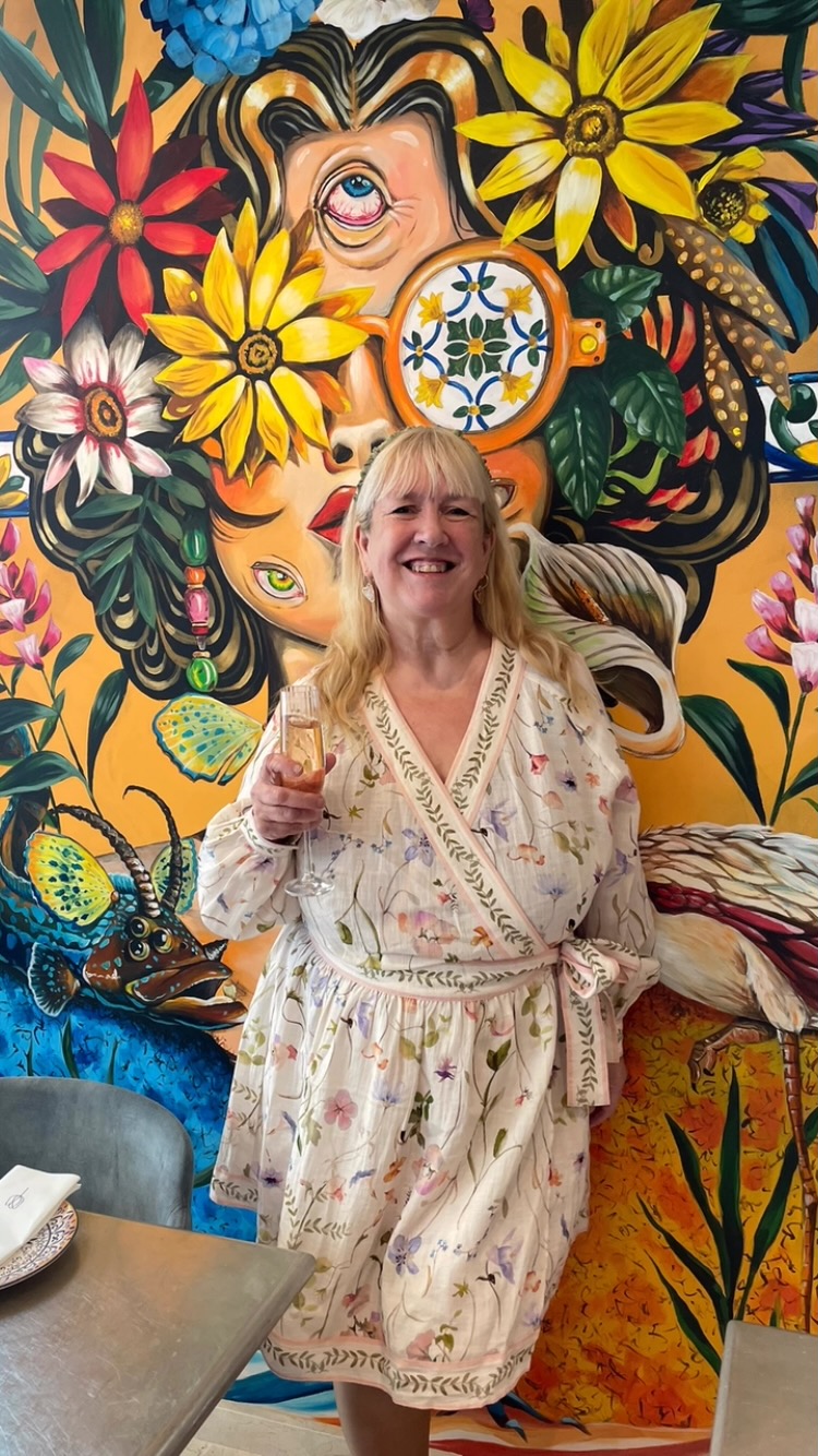 🥳Ik tik vandaag de 57 jaar aan 🥳. En hoewel ouder worden lichamelijk niet altijd een pretje is, is het mentaal echt wel een feestje. Ik ben zelfverzekerder, milder en liever voor mijzelf. En realiseer me des te meer dat zoveel mogelijk in het ‘nu’ leven echt belangrijk is. Dus op naar nog meer mooie liefdevolle jaren ♥️
#Jarig #57 #birthday #happy