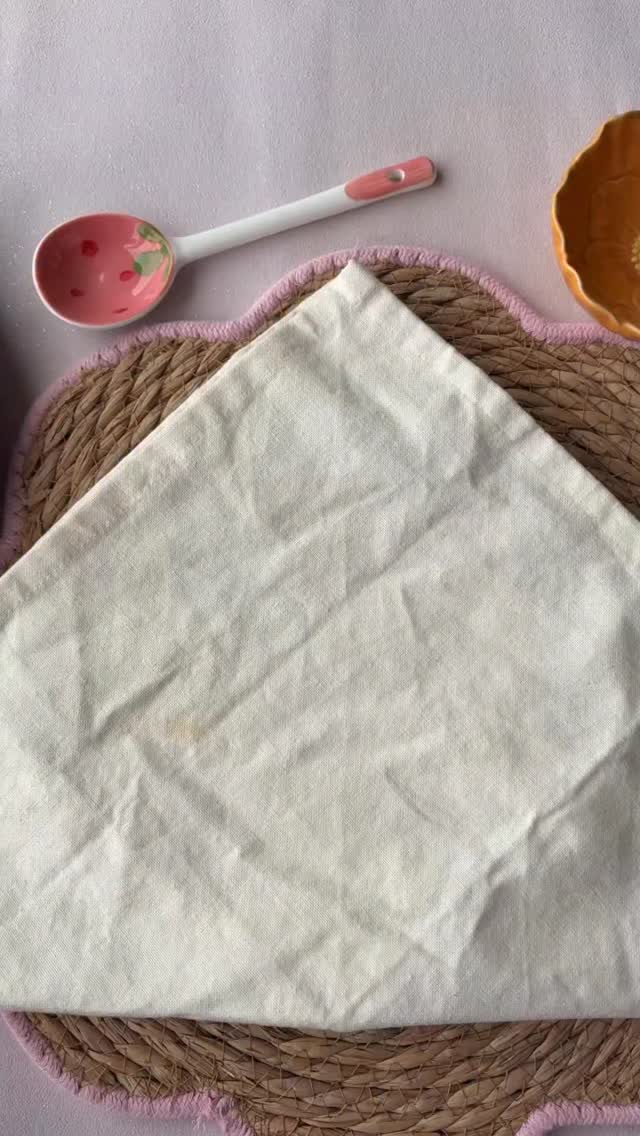 Maak van een vierkant linnen servet een ♥️ voor Valentijnsdag
#diy #valentijnsdag #servetvouwen #hart #loveisintheair❤️