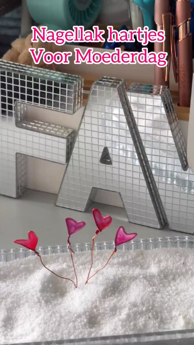 Deze mini diy voor Moederdag maak je eenvoudig van wat ijzerdraad en restjes nagellak. Ik maakte hartjes, maar je kunt ook bloemetjes of visjes maken Gewoon een beetje freubelen met ijzerdraad, ik hou ervan. Het hoeft allemaal niet perfect en de allerliefste cadeautjes blijven toch de zelfgemaakte!
#diy #nagellak #moederdag #knutselen