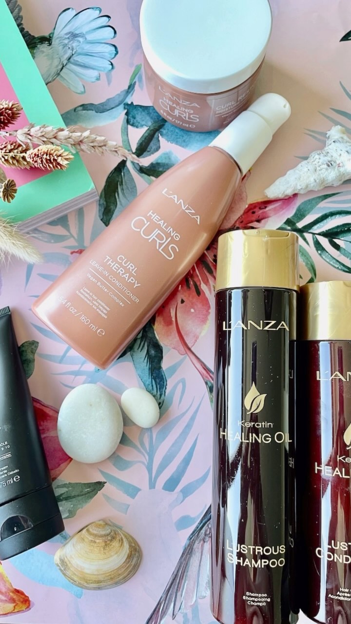 Sinds 1985 is het Amerikaanse L’ANZA pionier op het gebied van professionele haarverzorging. De natuurlijke botanische extracten en krachtige actieve ingrediënten helpen mijn haar herstellen en beschermen. Denk bijvoorbeeld aan kokosolie, druivenpitolie, olijfolie of groene thee. Want wat in mijn mond mag, mag ook in mijn haar!
🥥
Ik deed een online haarconsult en daaruit kwamen een aantal producten die mij helpen mijn natuurlijke krul optimaal te verzorgen.
🫒
De producten van @lanza_benelux hebben UV-bescherming & hittebescherming, zijn vrij van parabenen & gluten, eco-friendly en dierproefvrij.
🍇
De producten zijn verkrijgbaar bij geselecteerde salons én online via lanza.nl.
*gekregen #lanza #haarverzorging #lanzahealinghaircare #krullen #healingcurls