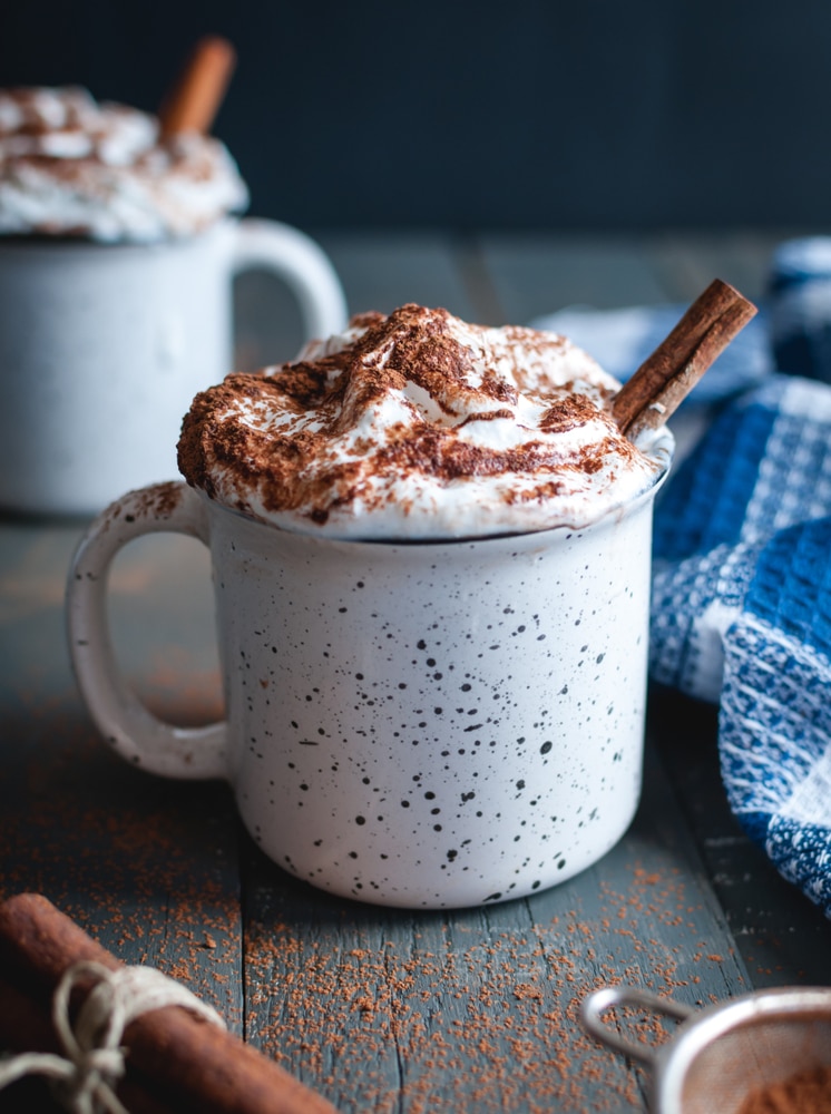 Chocolademelk maken; warme en koude recepten Oef wat een heerlijke combinatie, Johnny Depp én chocola! Daar zeg ik geen nee tegen hoor. Ken je de film nog niet? Of zou je hem alsnog een keer willen zien? Doe dat dan nu in combinatie met de bijbehorende chocolademelk. Het geheime recept? Een klein snufje pit met chilipoeder, kaneel en vanille, that’s it!
