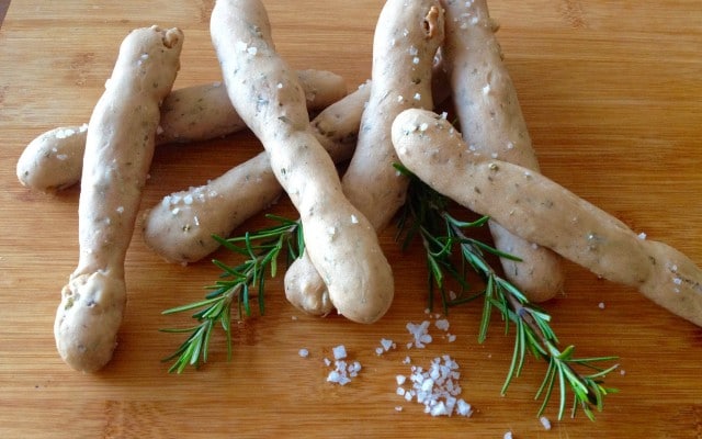 breadsticks met walnoot en rozemarijn