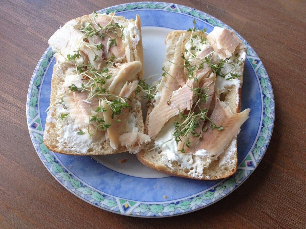ciabatta met ricotta, gerookte forel en tuinkers