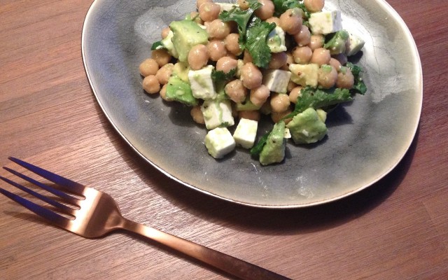 Kikkererwtensalade met feta en avocado