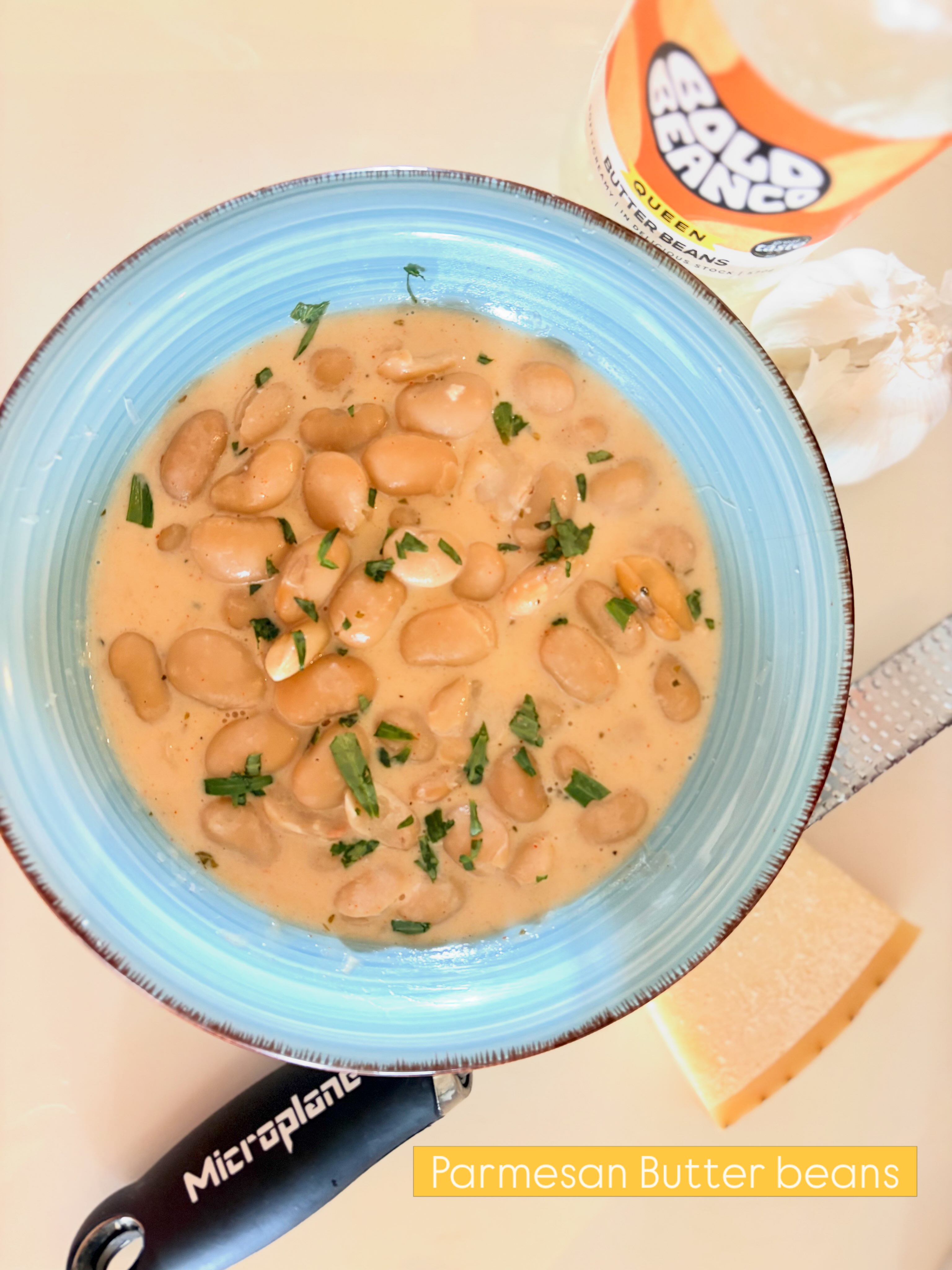 Butter beans (vooral die van @boldbeanco ) zijn naast heel erg lekker en veelzijdig, ook nog eens een fantastische bron van plantaardige eiwitten, vezels en mineralen. Je kunt er alle kanten mee op, zoals in deze parmesan butter beans die ik at als lunch. In Nederland worden butter beans ook wel verkocht onder de naam lima bonen. Wat heb je nodig (1 persoon) 400 gram butterbeans
25 gram roomboter
250 ml groente bouillon (mag gewoon van een blokje)
120 gram roomkaas
40 gram geraspte Parmezaanse kaas
Teentje knoflook, fijngehakt
1/2 theelepel oregano
1/2 theelepel gerookte paprikapoeder
peter en zout naar smaak Smelt de boter in een ruime pan en voeg daar de knoflook, oregano en paprikapoeder aan toe. Bak 1-2 minuutjes aan. Voeg de bouillon en de roomkaas toe en laat smelten. Giet de bonen af en roer ze door de saus. Laat ca. 10 minuten sudderen tot de saus iets dikker wordt. Roer er de Parmezaanse kaas door en breng op smaak met zout en peper. Beetje chilivlokken als je van pit houdt.
Ik strooide er nog wat verse dragon over, peterselie kan ook.
#butterbeans #boldbeanco #bonen #recept