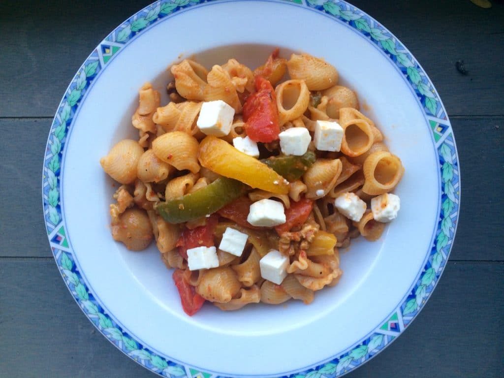 Pasta pesto peperoni e noce