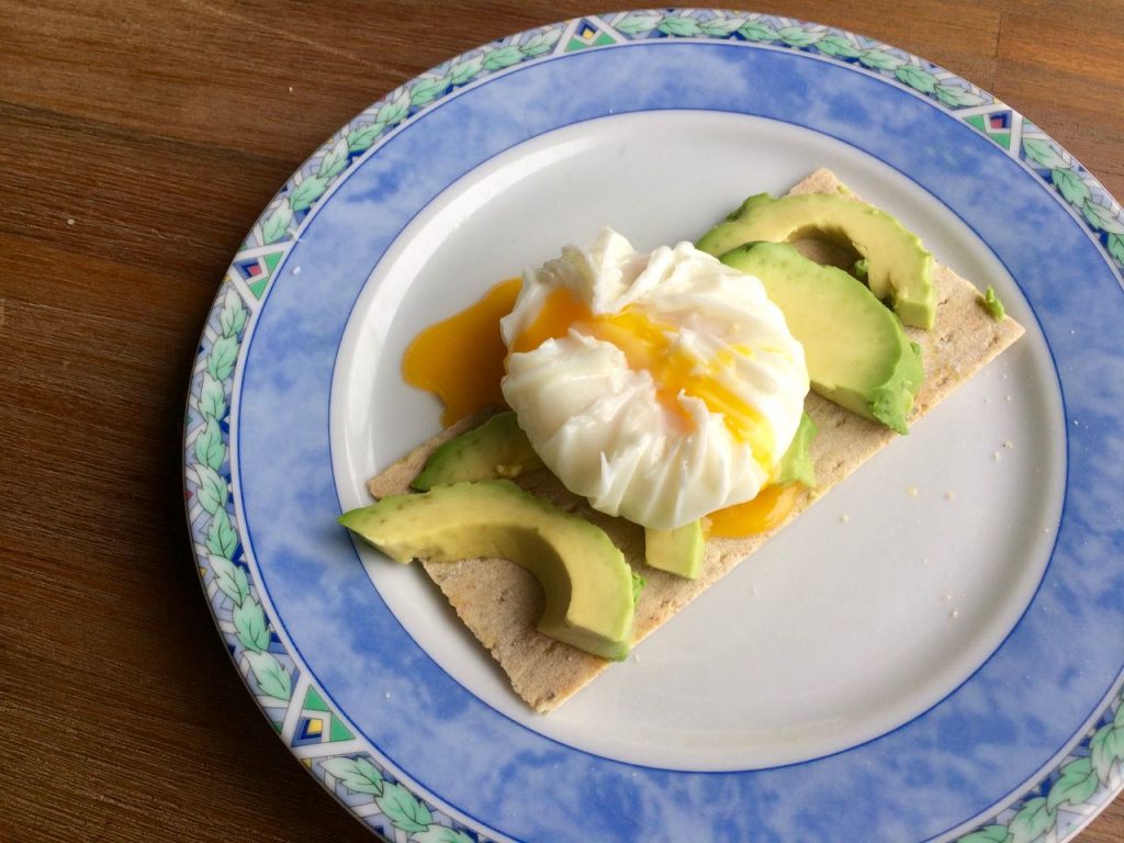 Toast met avocado en gepocheerd ei