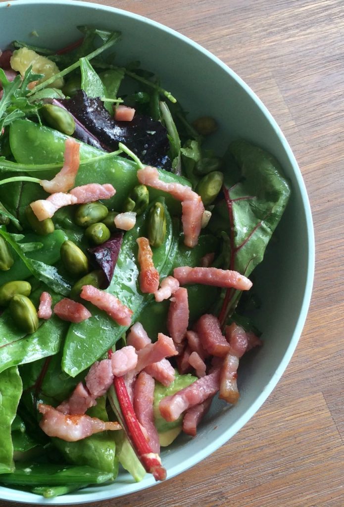 salade met avocado, spek en peultje