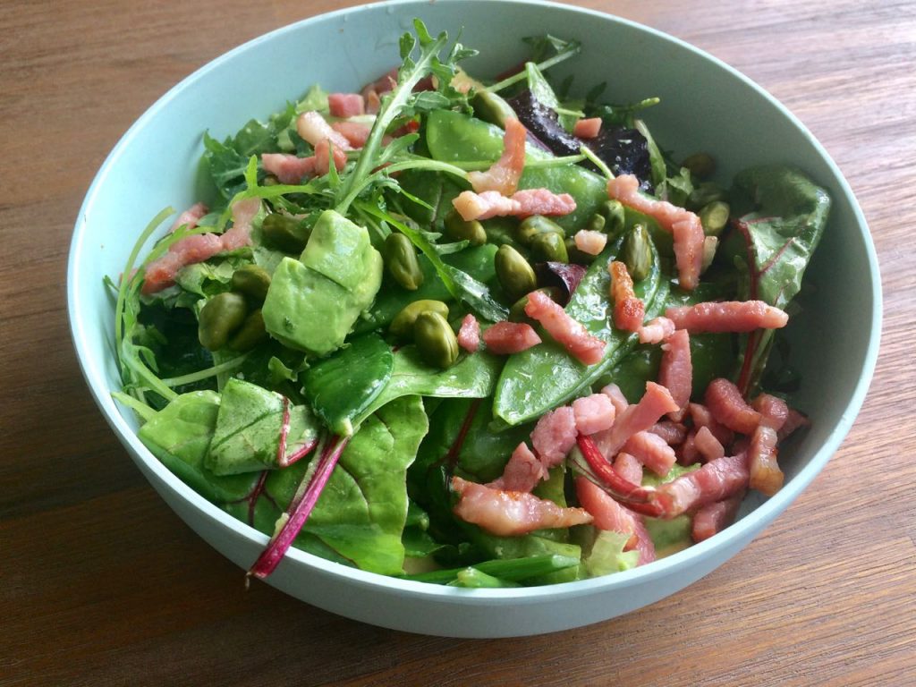 salade met avocado, spek en peultje