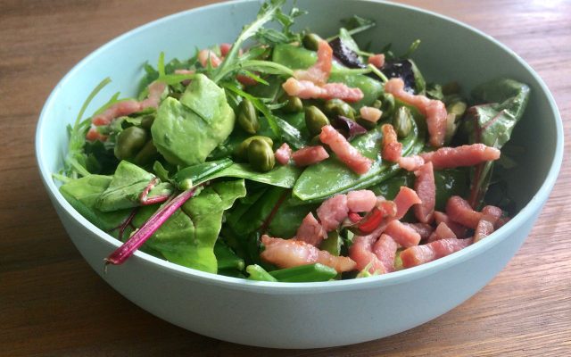 salade met avocado, spek en peultje