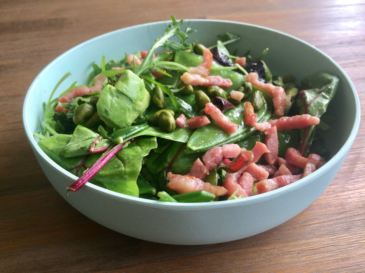 salade met avocado, spek en peultje