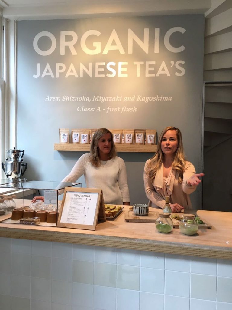 Hug the tea Claire en Lisa