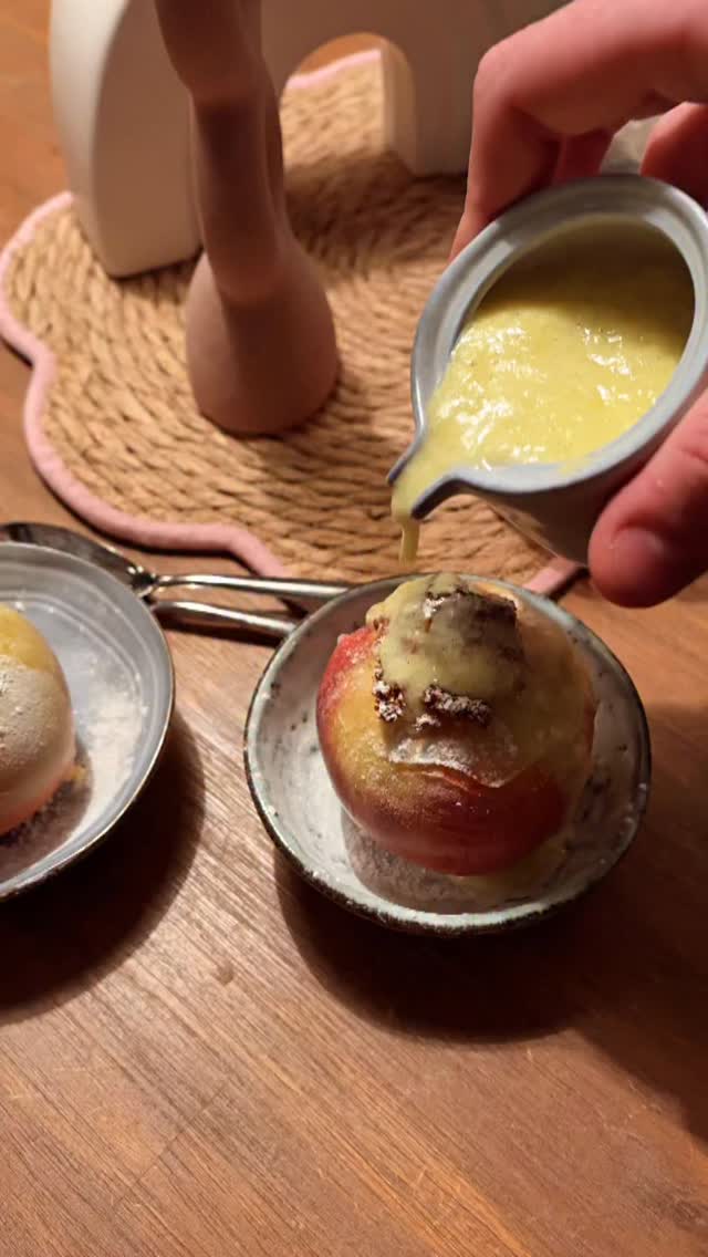 Bratapfel met warme vanillesaus 🍏 🍎 Toen ik dit - machtige! - toetje voor het eerst in Berlijn at wist ik al, dit ga ik thuis ook maken. Warme appel uit de oven, gevuld met amandelspijs en hazelnoten, en overgoten met warme vanillesaus. Echt comfort food en ook prima te delen. Het eenvoudige recept vind je op mijn blog. 
#bratapfel #duitsekeuken #vanillesaus #comfortfood #recept
