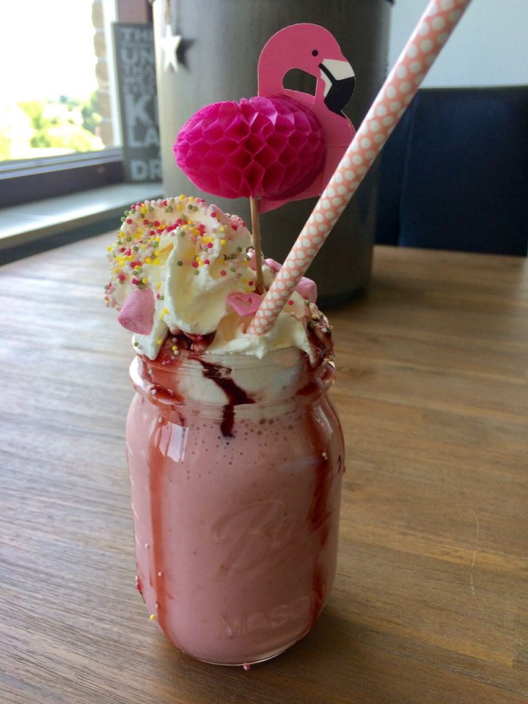 tropische aardbeienmilkshake