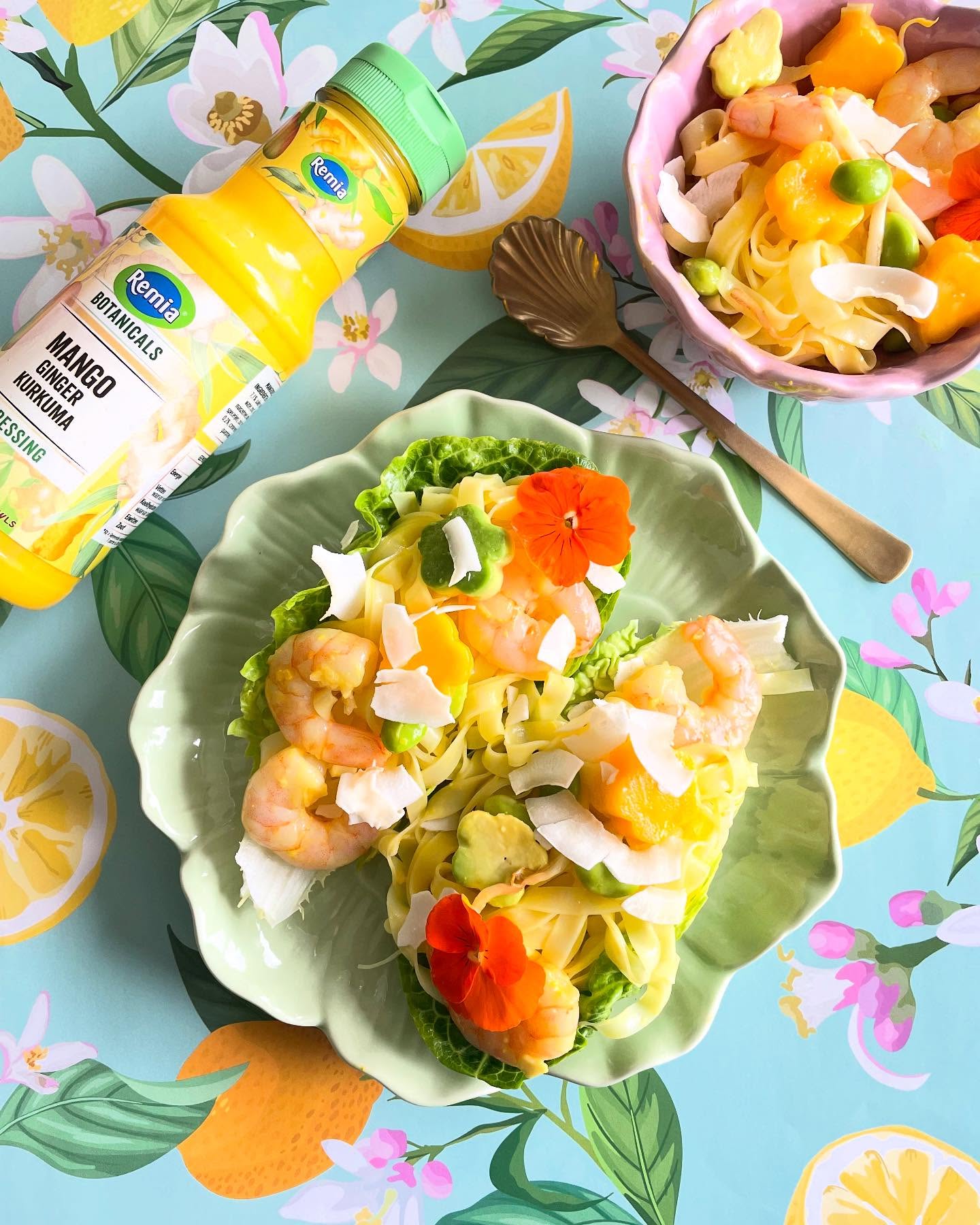 De nieuwe Botanical Dressings van @remiafans zijn super veelzijdig en inspireren tot het maken van de lekkerste gerechten! Ik maakte voor de lunch deze heerlijke noodle salade met de mango, gember & kurkuma dressing. Geserveerd in een little gem slablad heb je zelfs geen borden of bestek nodig. Ideaal dus voor een zomerse picknick!
🥬 Wat heb je nodig (ca. 8 gevulde slablaadjes):
200 gram glasnoedels 🍜
100 gram garnalen 🍤
1 mango 🥭
1 avocado 🥑
Handje edamame boontjes 🫘
geroosterde kokosvlokken 🥥
Botanical dressing mango, gember & kurkuma
1 little gem 🥬
Kook de noodles 3 minuten en spoel af met koud water. Snijd de avocado en mango in blokjes. Ik stak bloemetjes uit de avocado en mango, wel zo vrolijk toch? Meng de garnalen, mango, avocado en edamame boontjes door de noodles en voeg dressing naar smaak toe. Breng op smaak met zout en peper en serveer in little gem bladeren. Bestrooi met geroosterde kokosvlokken.
Naast deze variant met mango, gember en kurkuma zijn er nog twee smaken:
🍋Citrus, limoenblad en maanzaad
🌺Framboos, hibiscus en tamarinde
Je vindt ze in het sauzenschap van jouw supermarkt. Welke ga jij proberen?
*gekregen #remia #botanicals #remiabotanicals #sladressing #noodlesalad #mango