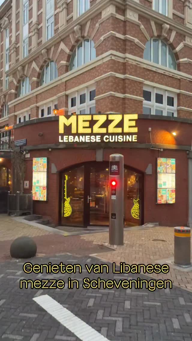 Hoewel ik aardig thuis ben in de Aziatische keuken, moet ik eerlijk bekennen dat ik met de keukens uit het Midden-Oosten nog te weinig bekend ben. Hoog tijd dus voor een kennismaking, dit keer bij @restaurantmezze Scheveningen: Libanees genieten aan zee!
We kozen voor het shared mezze menu special. Mezze zijn ideaal voor mensen zoals ik die nooit kunnen kiezen uit de uitgebreide menukaart! Vooraf kregen we een plank met zeven mezze: van moutabel (crème van gepofte aubergine en tahina) tot samboesek lahme (deegkussentjes gevuld met gehakt en walnoten). Alsof al die mezze al niet genoeg waren volgde erna een enorme plank met steak, kebab, lamshaasjes en kip, aangevuld met rijst, bulgur en gegrilde groente. Alles even smaakvol, met een heerlijke grill smaak.
Het dessert was zo bijzonder, ik heb zoiets nog nooit gegeten. Bakdash is een beroemde Syrische ijsspecialiteit. Het ijs staat vooral bekend om zijn elastische, taaie structuur. In combinatie met de live muziek was dit echt een avondje ‘vakantie in het midden-oosten’. Aanrader! Lees ook de uitgebreide review op mijn blog.
#uitgenodigd #mezzescheveningen #lebanesekitchen