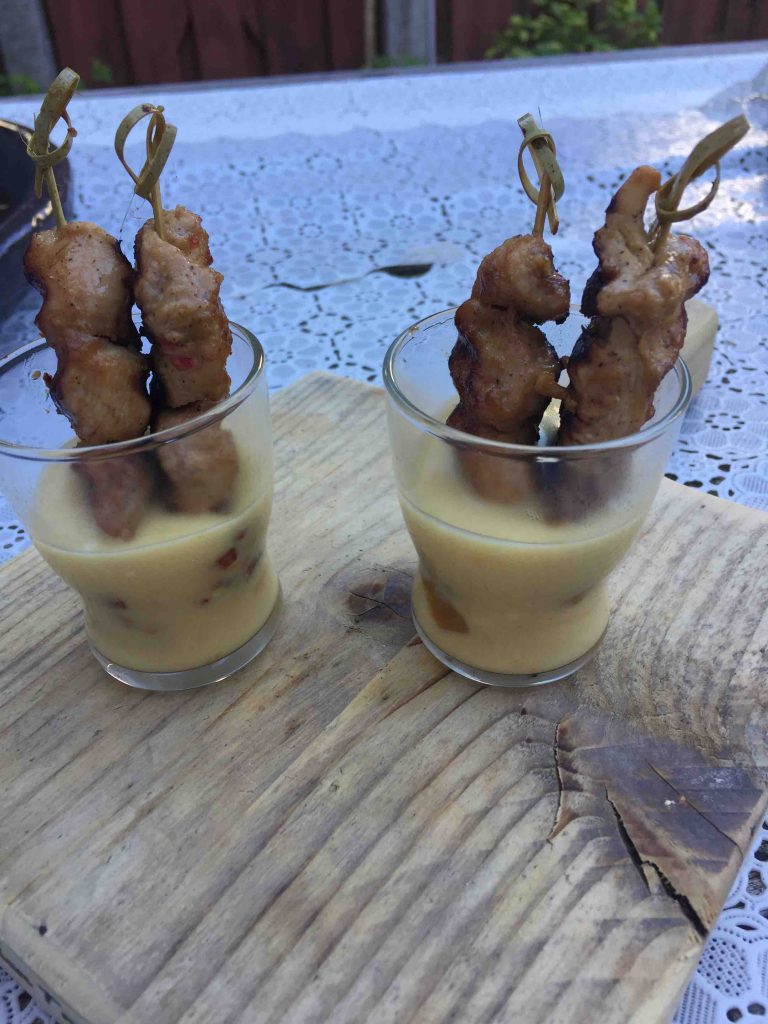 kipsaté met mango-yoghurtdip