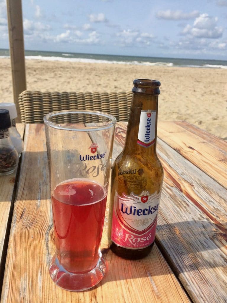 rosé bier op het strand