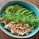 poké bowl met avocado en krab