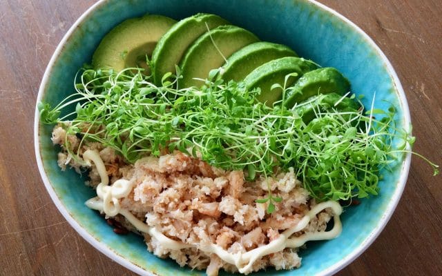 poké bowl met avocado en krab