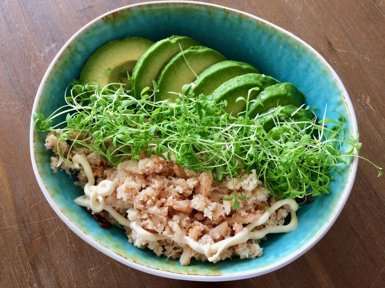 poké bowl met avocado en krab