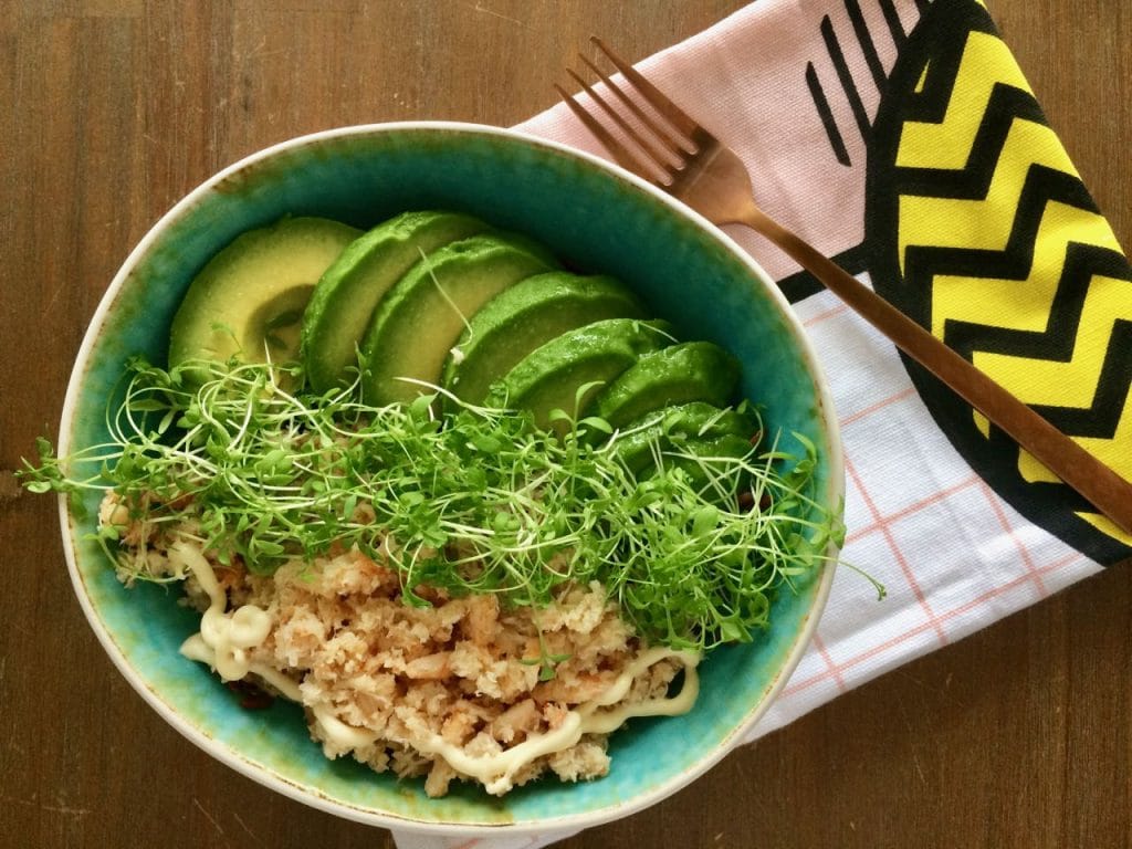 poké bowl met avocado en krab