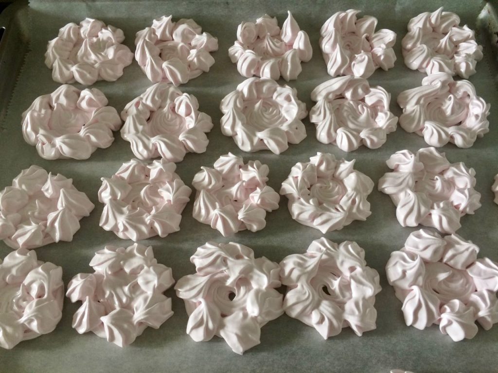 roze meringues