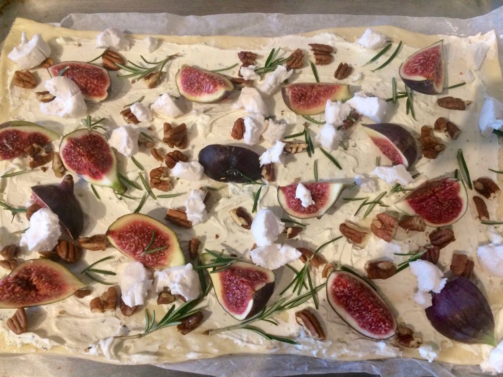 pizza met vijgen, ham en noten