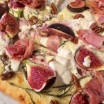 pizza met vijgen, ham en noten