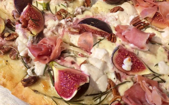 pizza met vijgen, ham en noten