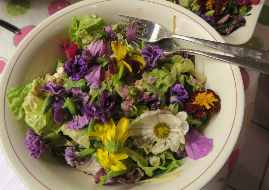 21-diner salade met bloemen