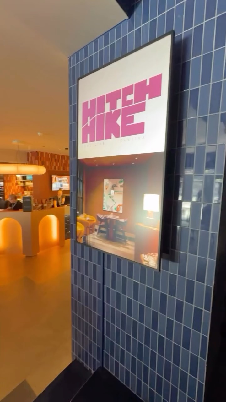 In HitchHike, hét restaurant van TRIBE hotel Den Haag in hartje centrum, is het iedere donderdag in augustus ‘Detox to Retox’ avond. De hele avond draait om het beste van twee werelden: frisse California-Baja geïnspireerde gerechten, verrassende cocktails en een relaxte sfeer. De kaart kent een detox en een retox gedeelte. Op de detox kaart heerlijke mocktails en gerechtjes als crudités & dips en melon salade. Op de retox kaart spannende cocktails en shared dishes als beef sliders en truffel fries.
Het is buitengewoon goed toeven op het zonnige terras, op de beats van de DJ en met uitzicht op het prachtige gebouw van Amare. 📅 Donderdagen in augustus (behalve 27-8)
🕕 18:00 – 22:00 uur
📍 HitchHike – TRIBE Hotel, Den Haag @hitchhikedenhaag @tribedenhaagcentraal
#uitgenodigd #detoxtoretox #hitchhikerestaurant #tribehoteldenhaag