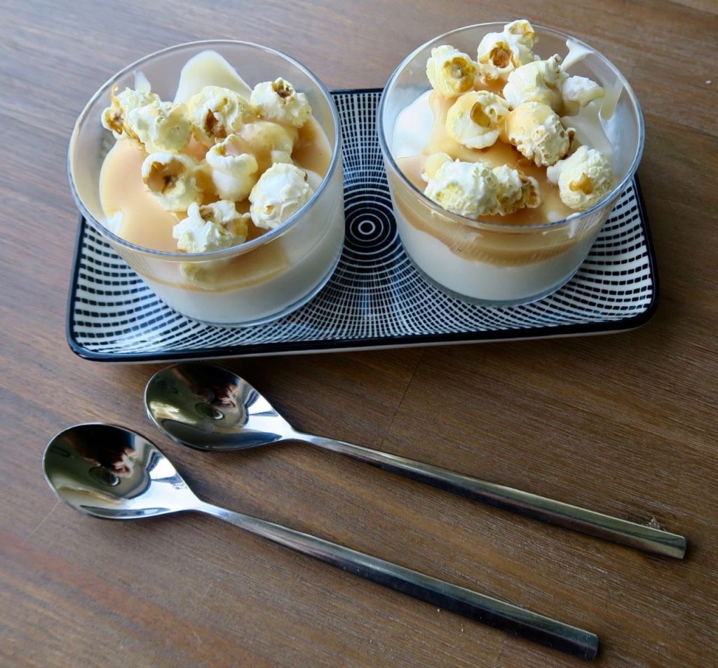 Salted caramel mousse met popcorn