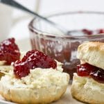 Homemade scones met clotted cream en jam