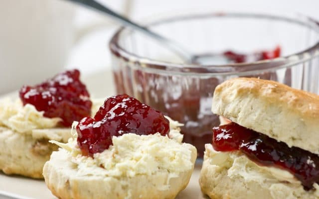 Homemade scones met clotted cream en jam