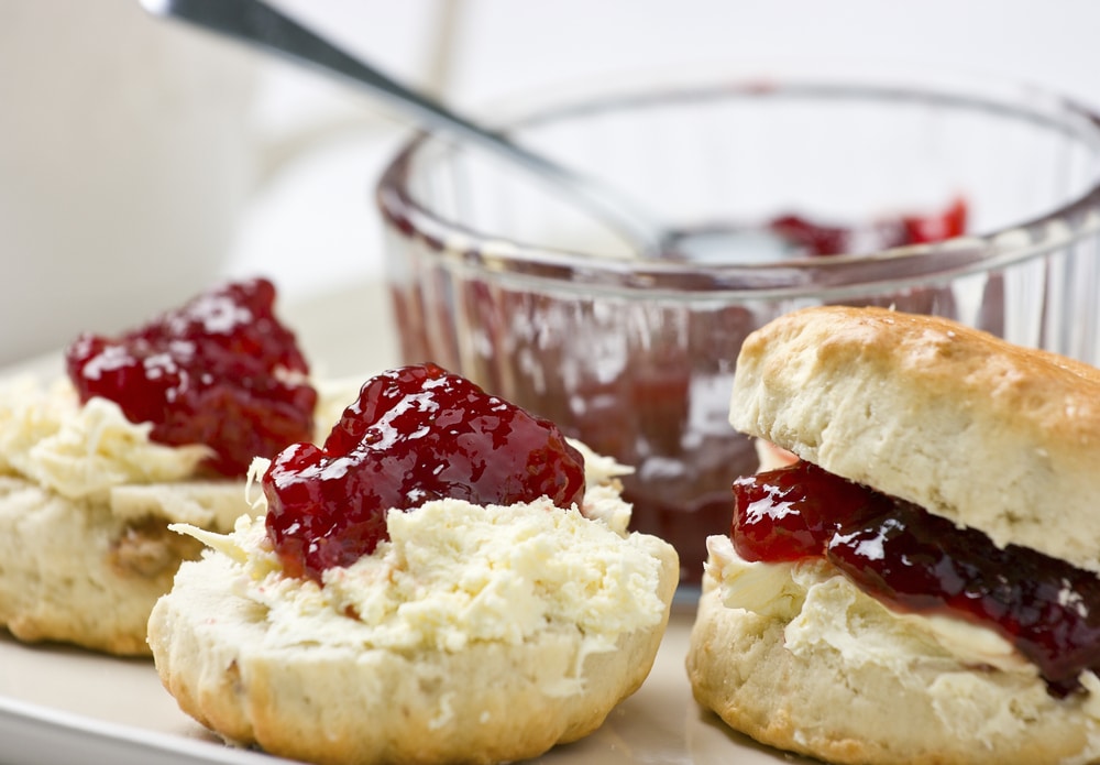 Homemade scones met clotted cream en jam