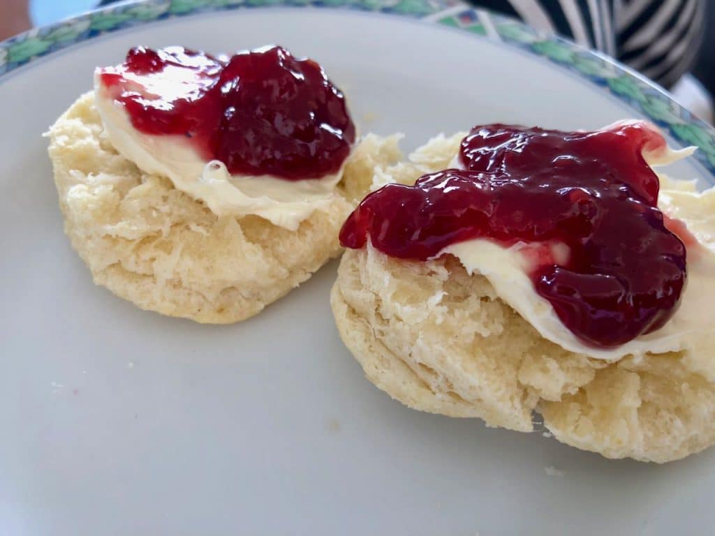 Homemade scones met clotted cream en jam