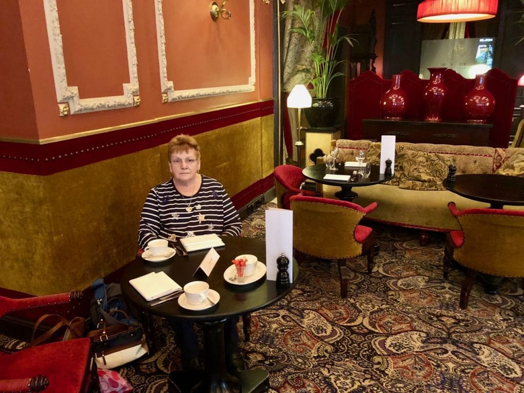 High tea in hotel Des Indes