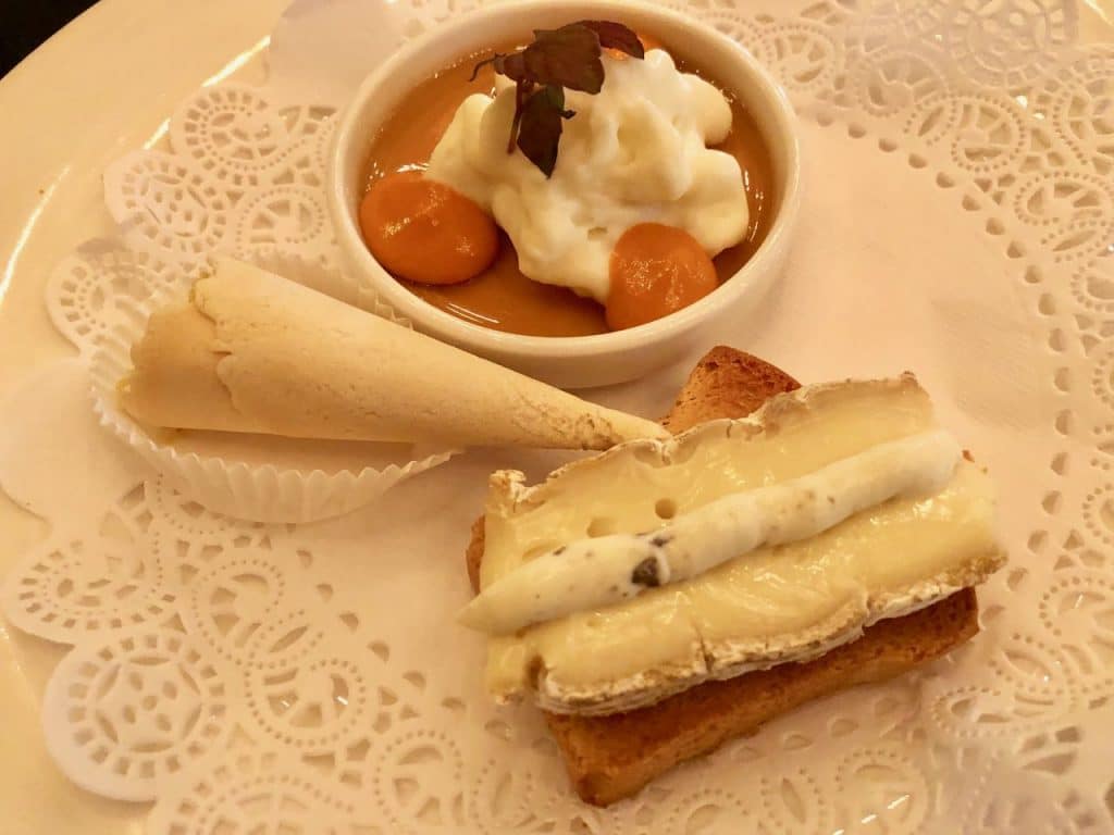 High tea in hotel Des Indes