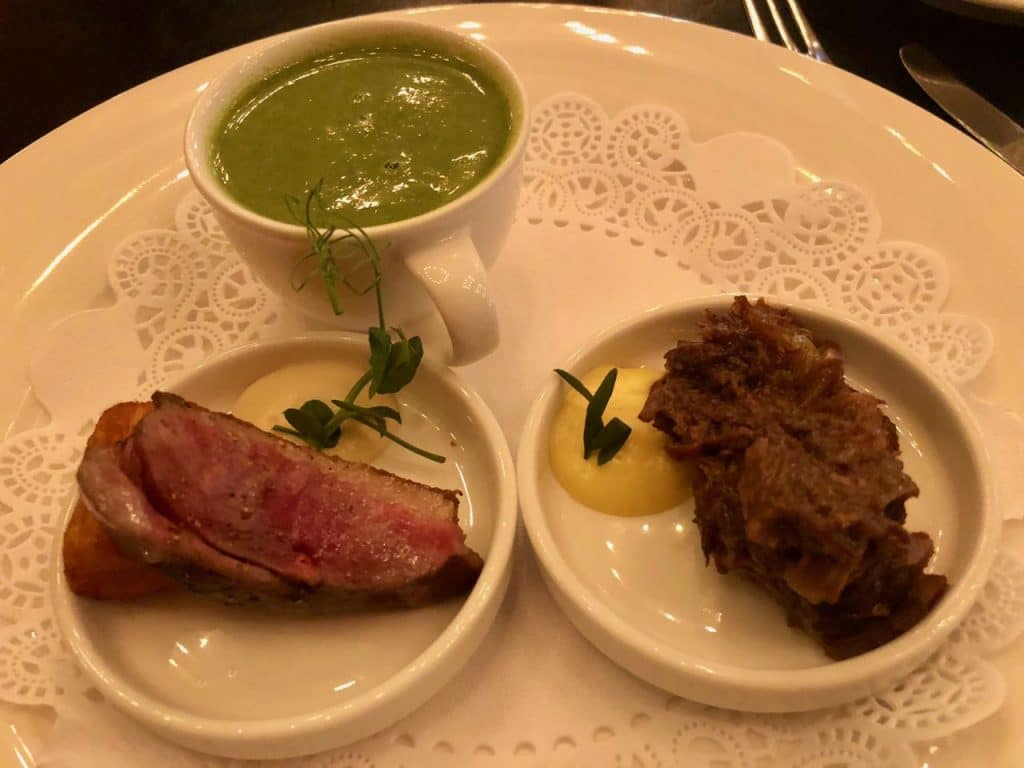 High tea in hotel Des Indes