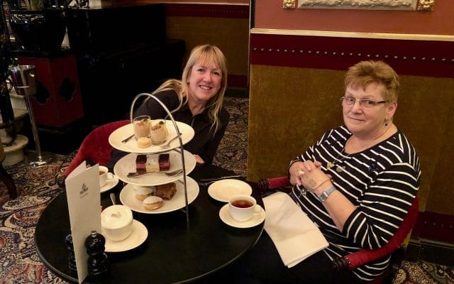 High tea in hotel Des Indes