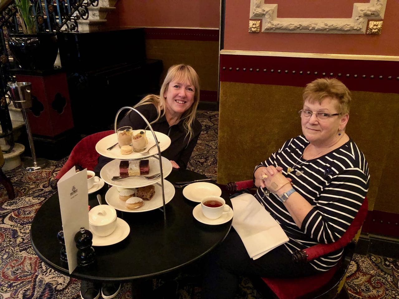 High tea in hotel Des Indes