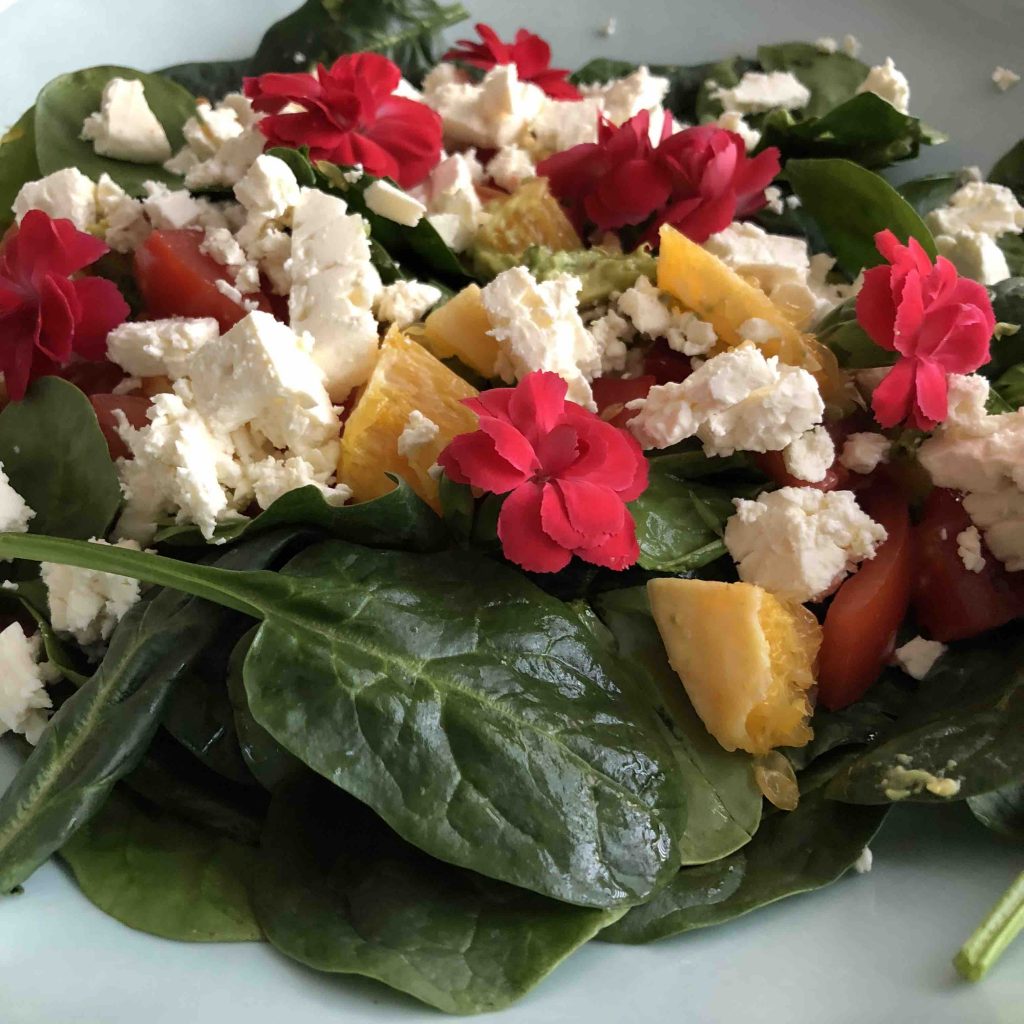 salade met eetbare bloemen